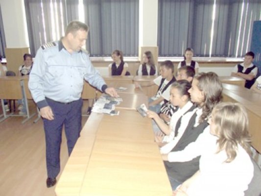 Elevii au fost învăţaţi de poliţişti cum să se ferească de accidente